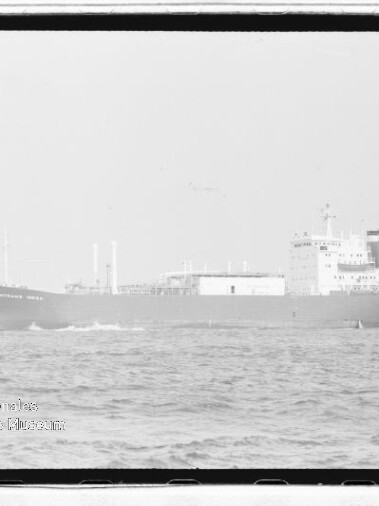 Großes Frachtschiff/Öltanker in Seitenansicht auf ruhiger See, mit sichtbarem Museumswasserzeichen unten links