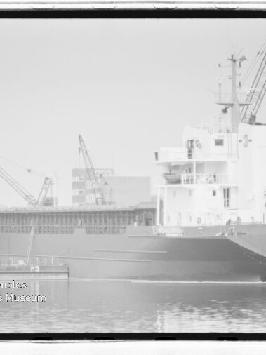 Frachtschiff CHRISTA (Hamburg) am Industriehafen, Kaje mit Kränen und Lagergebäuden im Hintergrund.
