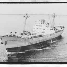 Schwarzweiß-Foto des Frachtschiffs Christel Vinnen auf See, mit Wasserzeichen des Internationalen Maritimen Museums Hamburg