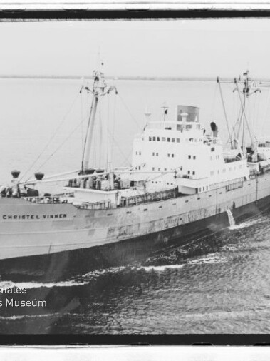 Schwarzweiß-Foto des Frachtschiffs Christel Vinnen auf See, mit Wasserzeichen des Internationalen Maritimen Museums Hamburg