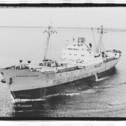 Fracht- und Passagierschiff Christel Vinnen auf ruhiger See, Seitenansicht mit Aufbauten und Ladekränen.