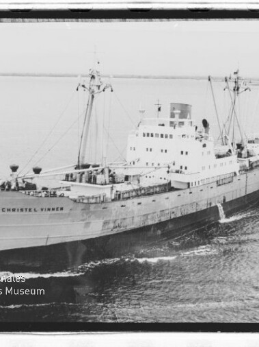 Fracht- und Passagierschiff Christel Vinnen auf ruhiger See, Seitenansicht mit Aufbauten und Ladekränen.
