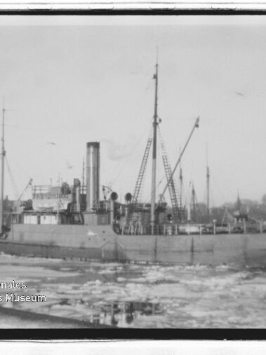Dampfschiff mit Schornstein und Masten in eisigem Hafen, Schriftzug Maritimes Museum Hamburg unten links.