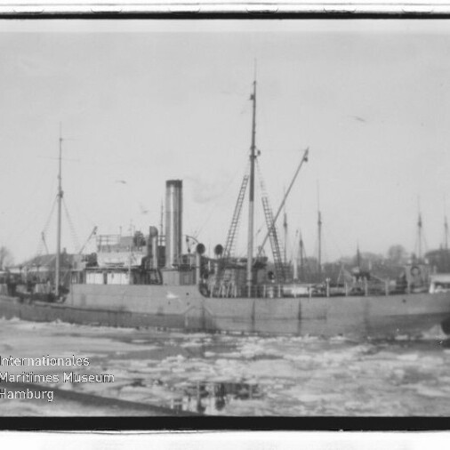Dampfschiff mit Schornstein und Masten in eisigem Hafen, Schriftzug Maritimes Museum Hamburg unten links.