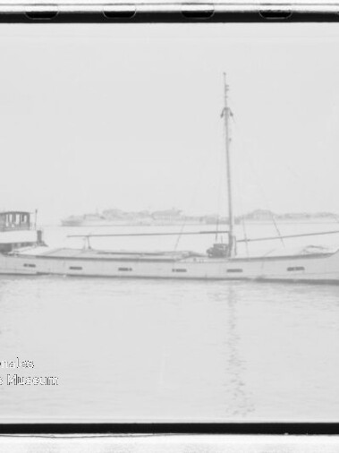 Schlankes weißes Schiff mit Mast und Steuerhaus, ruhig auf dem Wasser; Wasserzeichen: Maritimes Museum Hamburg