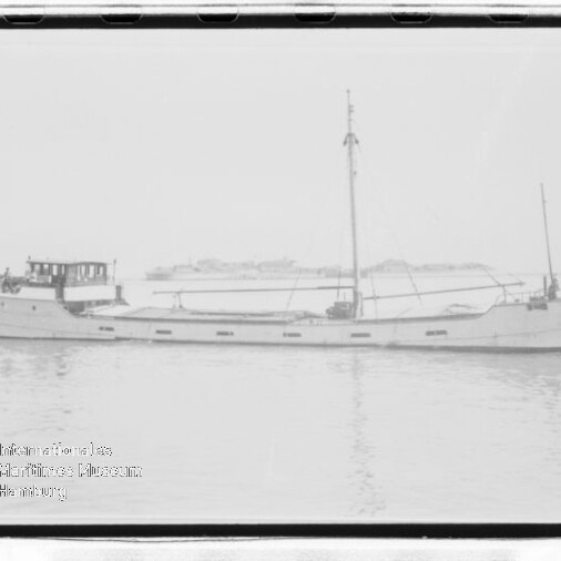 Schlankes weißes Schiff mit Mast und Steuerhaus, ruhig auf dem Wasser; Wasserzeichen: Maritimes Museum Hamburg