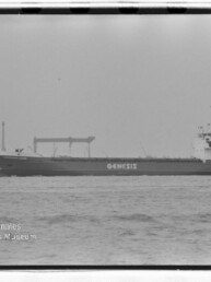 Frachtschiff mit Aufschrift GENESIS fährt auf ruhiger See vor einem Hafen, schwarz-weiß, Museumslogo unten links.