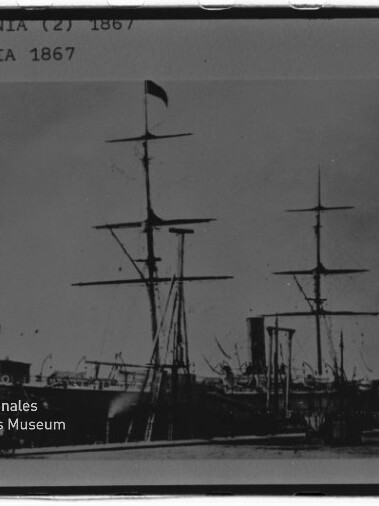 Zwei historische Segelschiffe mit hohen Masten am Kai; oben die Beschriftung HAMMONIA (2) 1867 und CIMBRIA 1867.