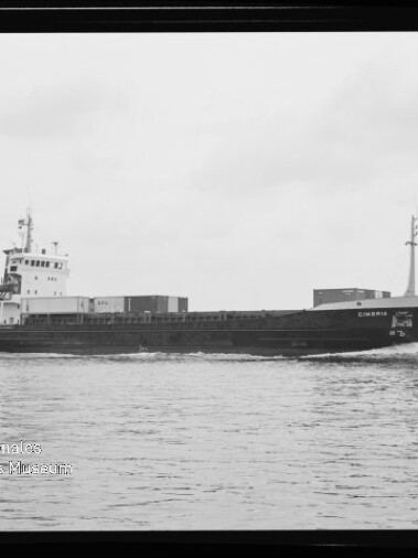 Frachtschiff CIMBRIA mit wenigen Containern auf ruhiger See, schwarzweiße Aufnahme mit Museumswasserzeichen links unten.