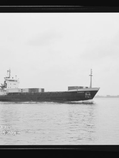 Containerschiff fährt auf ruhigem Wasser; Schwarzweißaufnahme mit Museumslogo unten links.
