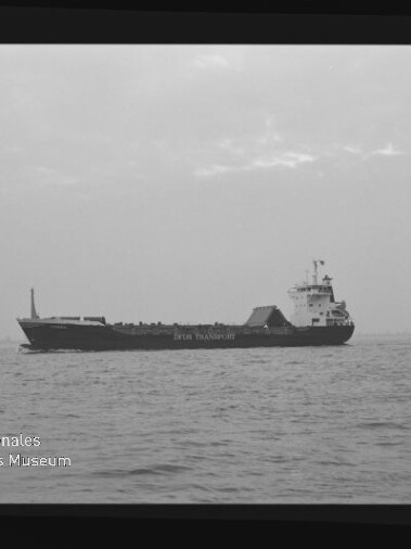 Schwarzweißfoto eines Frachtschiffs auf ruhiger See mit sichtbarem Wasserzeichen 'Internationales Maritimes Museum Hamburg'.