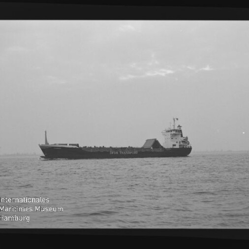 Schwarzweißfoto eines Frachtschiffs auf ruhiger See mit sichtbarem Wasserzeichen 'Internationales Maritimes Museum Hamburg'.