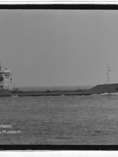 Seitliche Ansicht eines Frachtschiffs/Tankers auf ruhiger See in Schwarzweiß, Museumsemblem und Schriftzug unten links.