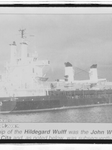 Schwarz-weiß-Foto eines Frachtschiffs mit zwei Schornsteinen und sichtbarem Namen CITA, im Hafen liegend.