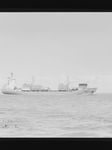 Schwarzweiß-Foto eines Frachtschiffs auf ruhiger See mit Filmrand und Schriftzug AGFA APX 100.