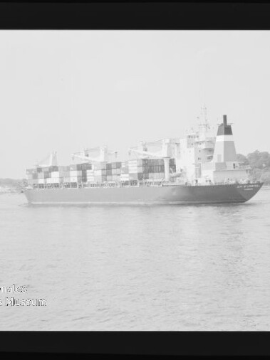 Schwarzweißfoto eines Containerschiffs auf ruhigem Wasser mit Wasserzeichen 'Internationales Maritimes Museum Hamburg'.