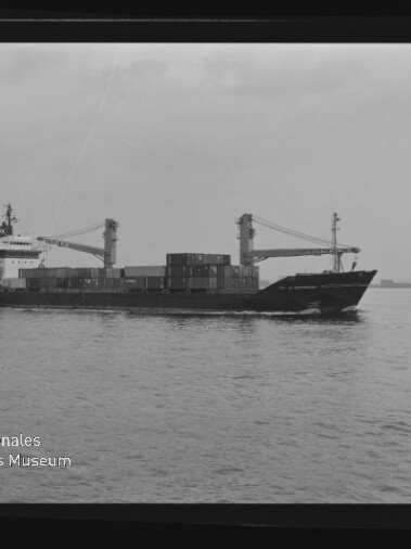Containerschiff mit zwei Ladekränen und gestapelten Containern fährt bei ruhigem Meer.
