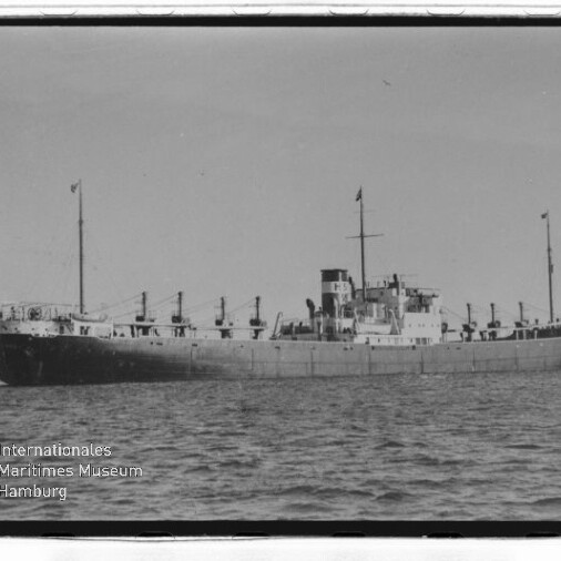 Seitenansicht eines Frachtschiffs in Schwarzweiß auf ruhiger See, mit Wasserzeichen des Internationalen Maritimen Museums Hamburg.