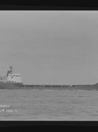 Frachtschiff in Seitenansicht auf ruhiger See, Schwarzweißfilm mit sichtbarem 