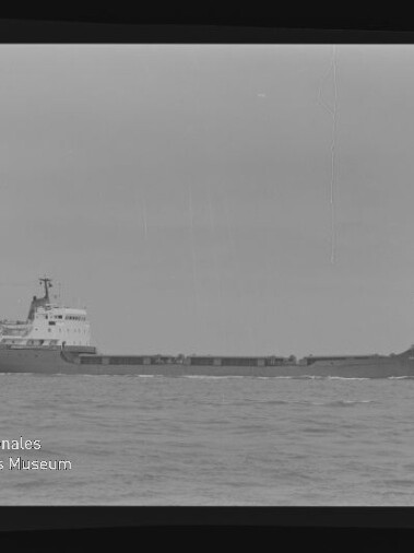 Frachtschiff in Seitenansicht auf ruhiger See, Schwarzweißfilm mit sichtbarem 