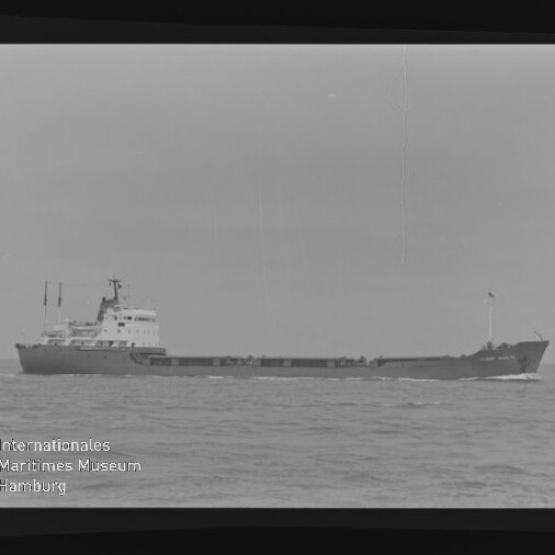 Frachtschiff in Seitenansicht auf ruhiger See, Schwarzweißfilm mit sichtbarem 