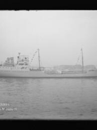 Weißes Schiff mit zwei Masten und Wimpelketten im Hafen vor Nebel; Wasserzeichen: Int. Maritimes Museum Hamburg