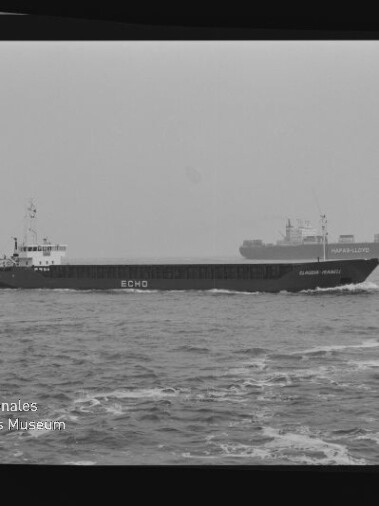 Schwarzweißaufnahme eines Frachtschiffs mit Namen ECHO auf See, weiteres Schiff im Hintergrund und Filmrand mit AGFA PAN 100.