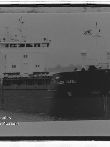 Frachtschiff Klaudia Isabell in leicht frontaler Ansicht auf ruhiger See, schwarz-weiß-Foto mit Museumswasserzeichen