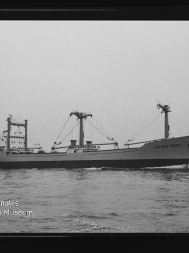 Frachtschiff „Claudia-Maria“ seitlich auf ruhiger See, mit sichtbaren Ladekränen und Aufbauten.