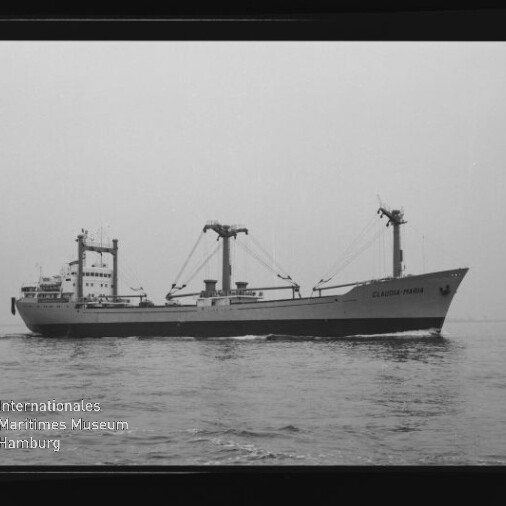 Frachtschiff „Claudia-Maria“ seitlich auf ruhiger See, mit sichtbaren Ladekränen und Aufbauten.