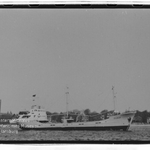 Weißes Frachtschiff mit zwei Masten und Flagge auf ruhigem Wasser vor baumbewachsenem Ufer; links unten Schriftzug Internationales Maritimes Museum Hamburg.