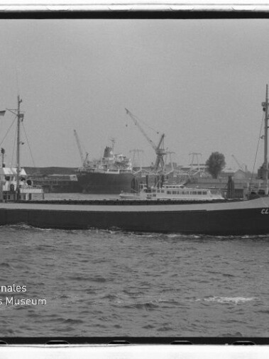 Frachtkahn CLAUS fährt im Hafen, im Hintergrund Kräne und Schiffe; Museumswasserzeichen unten links.