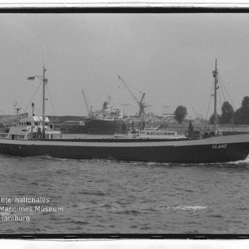 Frachtkahn CLAUS fährt im Hafen, im Hintergrund Kräne und Schiffe; Museumswasserzeichen unten links.