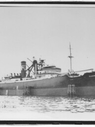 Großes Frachtschiff CLAUS BISCHOFF am Kai, mit Ladekränen und ruhigem Wasser im Vordergrund.