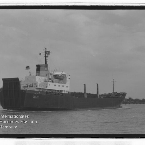 Großes Frachtschiff mit geöffneter Heckrampe auf ruhigem Wasser, Wasserzeichen Internationales Maritimes Museum Hamburg