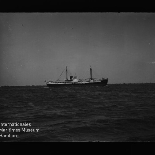 Frachtschiff mit zwei Masten und Schornstein auf ruhiger See; unten links Logo und Schriftzug des Maritimen Museums.