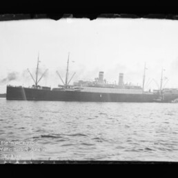 Passagierdampfer mit zwei Schornsteinen und Masten auf ruhiger See, sichtbares Wasserzeichen Internationales Maritimes Museum Hamburg