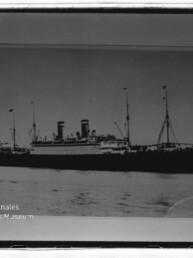 Schwarzweiß-Foto eines zweischornsteinigen Passagierdampfers im Profil auf ruhigem Meer, mit Museumswasserzeichen.