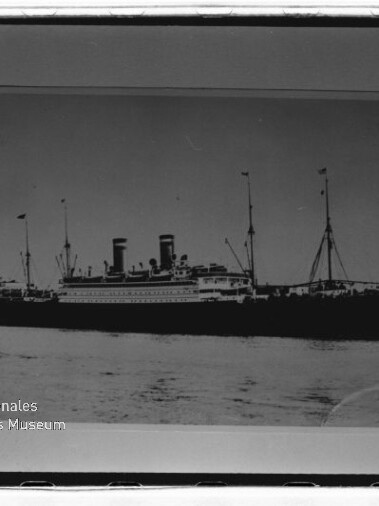 Schwarzweiß-Foto eines zweischornsteinigen Passagierdampfers im Profil auf ruhigem Meer, mit Museumswasserzeichen.