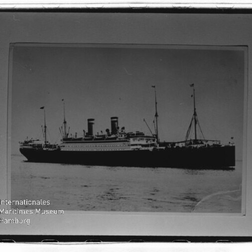 Schwarzweiß-Foto eines zweischornsteinigen Passagierdampfers im Profil auf ruhigem Meer, mit Museumswasserzeichen.
