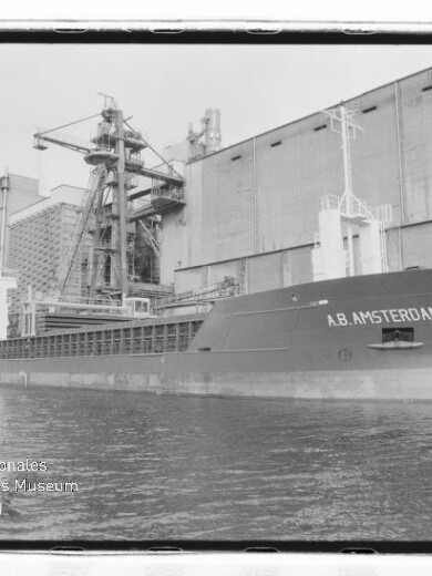 Frachtschiff K.B. AMSTERDAM angelegt am Industriehafen vor großen Silos und Ladekranen