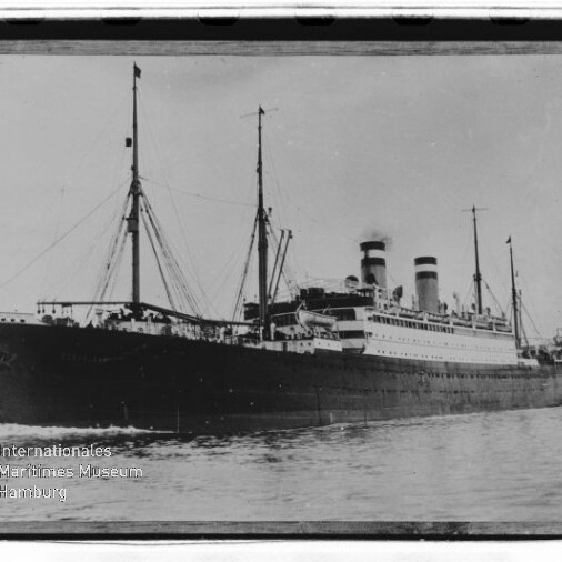 Großes Passagierdampfschiff mit zwei Schornsteinen und Masten auf ruhiger See; Wasserzeichen Internationales Maritimes Museum Hamburg unten links.