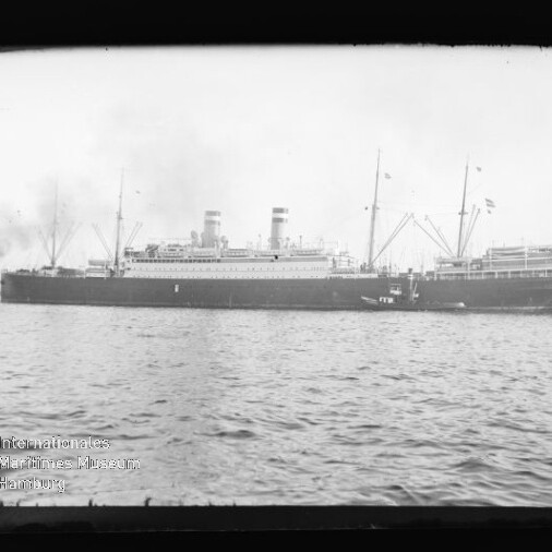 Großes Passagierdampfschiff mit zwei Schornsteinen und Ladekränen auf ruhigem Wasser, Wasserzeichen des Maritimen Museums.