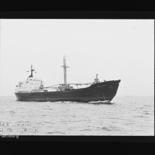 Schwarzweißfoto eines Frachtschiffs in Seitenansicht auf ruhiger See; Wasserzeichen Internationales Maritimes Museum Hamburg.