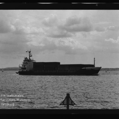 Frachtschiff mit Containern auf ruhiger See vor bewölktem Himmel; Museum-Logo Internationales Maritimes Museum Hamburg unten links.