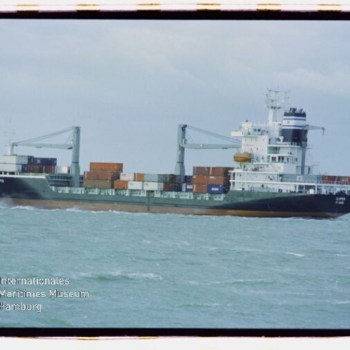 Containerschiff mit Containern und zwei Ladekränen auf ruhiger See bei grauem Himmel; Wasserzeichen Maritimes Museum.