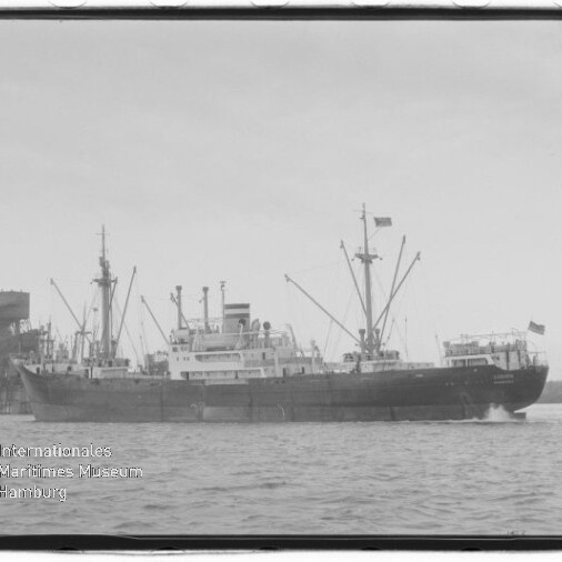 Schwarzweißaufnahme eines Frachtschiffs im Hafen mit Kränen und Getreidesilos, Museumslogo unten links.