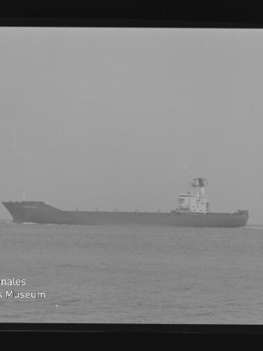 Schwarzweißfoto zweier Frachtschiffe auf ruhiger See bei diesigem Horizont, rechts ein vollständig sichtbares Tankschiff, links nur der Bug eines weiteren Schiffes; Filmrand und Stempel des Internationalen Maritimen Museums Hamburg sind sichtbar.