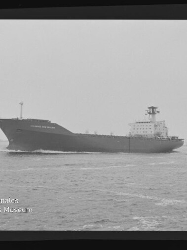 Schwarzweißaufnahme eines großen Frachters/Tankers im Seitenprofil auf leicht bewegter See, mit sichtbarem Filmrand und der Nummer 6 links sowie dem Wasserzeichen «Internationales Maritimes Museum Hamburg» unten links.