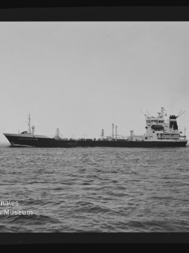 Schwarzweiß-Foto eines seitlich sichtbaren Tankschiffs auf ruhiger See mit sichtbarem Filmrand und dem Wasserzeichen „Internationales Maritimes Museum Hamburg“ unten links.